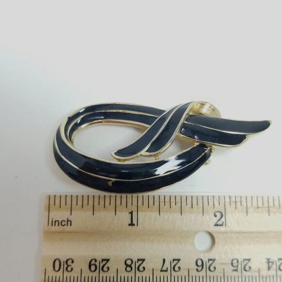 Vintage 80s Style Black Enamel Knot Ribbon Shape Brooch, Gold Tone Setting - Picture 4 of 6